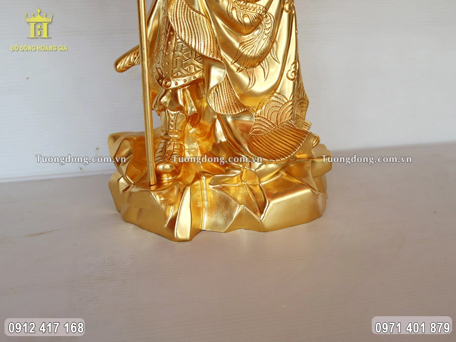 Phần chân đế được đúc chắc chắn, vững chãi